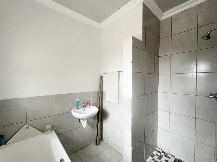 To Let 3 Bedroom Property for Rent in Windsor Park Estate Western Cape